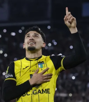 Jugador rematando un balón durante un partido